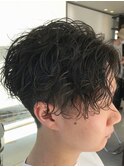 センターパートツイストスパイラルパーマツーブロックメンズヘア