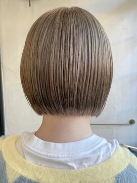 カムジーヘッドカミノウラ(COMEGHEAD KAMINOURA) 上乃裏ショートボブインナーカラー丸みレイヤーくびれショート