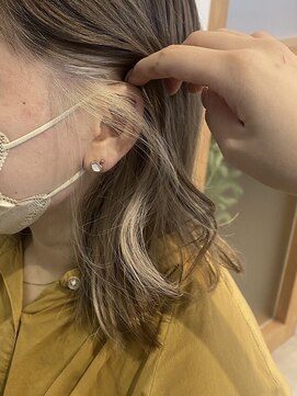 プラス ファースト ヘア(Plus 1st) アッシュブラウン×イヤリングカラー ホワイトベージュ