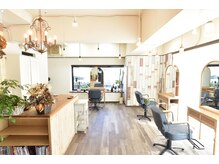 コテージ(COTTAGE)の雰囲気（日が差し込む明るい店内。）