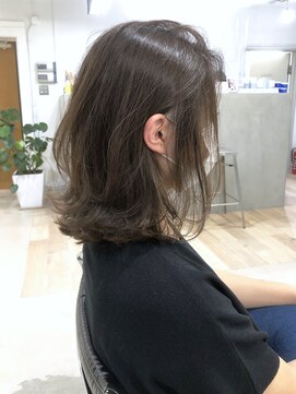 オウル(Owll) 【Owll】大人ミディアムウルフ　アッシュベージュ