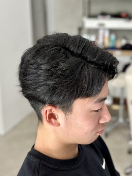 レヴィア(REVIA) メンズカット眉毛カットフェードカットニュアンスパーマ