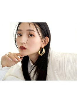 クセを見極めながら髪質改善や縮毛矯正を程よく加減し、洗練された上品ヘアに♪[白髪染め/レイヤーカット]