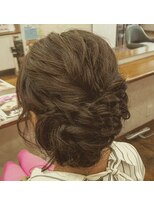 美容室アミューア 編み込みアップヘア