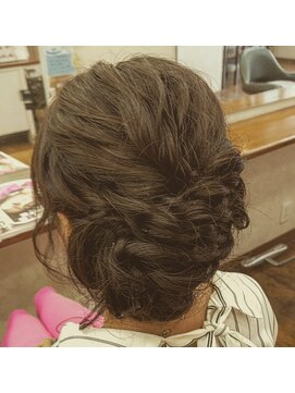 美容室アミューア 編み込みアップヘア
