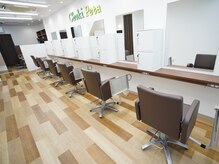 カット&カラー チョキペタ 喜連瓜破店の雰囲気(白壁と木目調がつくる、落ち着きのある心地よい空間◎)