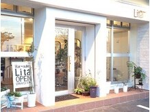 Litaの外観。目の前に「新城バス停」サロン来店の目印に。