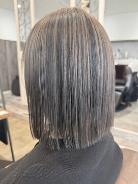 ビズヘアー グランバース(bisou hair grandbase) アンブレラカラー/ベージュカラー/切りっぱなしボブ