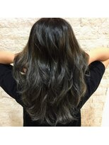 ベルフェミンアプレ(Belle femin Apres)&nbsp;ロングウルフ グレイジュカラー 顔周りカット レイヤー 黒髪