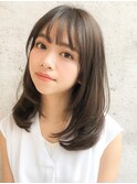 イメチェン厚めバング耳かけフォギーベージュ毛先パーマミディ