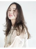 30代女性に人気のレイヤーロング　アッシュ系ネビージュ