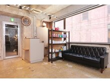 ユーアールキャッスル(UR CASTLE)の雰囲気（待合、店販棚）