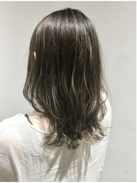 アリュー(allu) 外ハネレイヤーハイライト