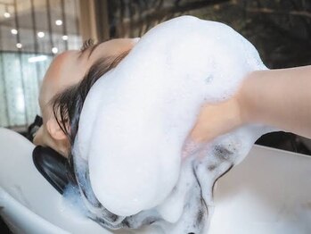 ネオ(Neo)の写真/【話題の頭浸浴】フルフラットのシャンプー台導入*極上のヘッドスパで癒しの時間を!頭皮環境から美しい髪へ