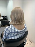 ミディアムボブ　ハイトーン　ベージュ　ミルクティー