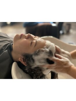 日々の疲れはご褒美ヘッドスパで♪マイクロバブル×ヘッドスパで頭皮も髪の毛も健やかに！[越谷駅徒歩4分]