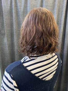 白髪・くせ毛・ダメージなどのお悩みをお伺いし、経験豊富なスタイリストが一人ひとりの理想を叶えます＊