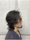 黒髪ツーブロック波巻きパーマセンターパート