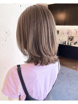 ティーシェル(TIECHEL) 小顔イメチェン、ブルーグレージュカラーくびれレイヤーボブ