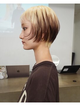 レコ 渋谷(LECO) ショートヘアルーツデザインカラーブラウンホワイトベージュ