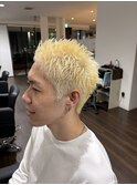 金髪スパイキーショート