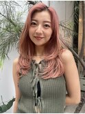 ピンクベージュロングレイヤーカット顔まわりカットブリーチ
