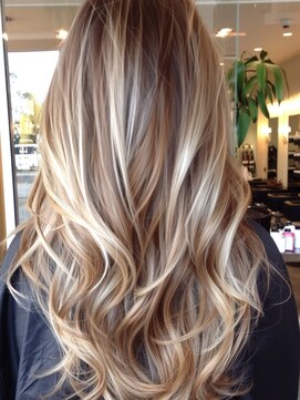 ピヨン 心斎橋(piLLon) 髪質改善/ヘアセット/インナーカラー/ブリーチ