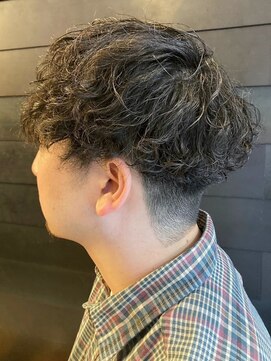 ディスイズバーバーフォース(THIS IS BARBER 4th) ツーブロックマッシュ ツイストスパイラルパーマ 黒髪