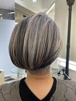 シェイプガーデンカメアリ(SHAPE GARDEN kameari) 白髪をおしゃれにデザインしたアシメボブ
