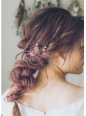 透明感のあるピンクカラーヘアアレンジ