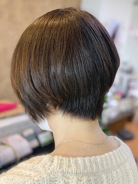 アークスヘアー 透明感ベージュカラー×大人かわいい前下がりショート