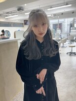 イェッカ パビル(YECCA pabil)&nbsp;シルバーからネイビーグレーのルーツカラー（ブリーチ2回）