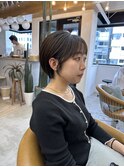 短すぎない大人女性ショートボブですっきり涼しい首元横浜