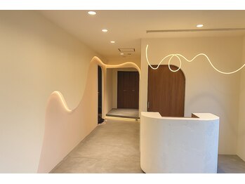 FRANCHIC【完全個室サロン】縮毛矯正/髪質改善＋カラー同時施術可能【フランシック】