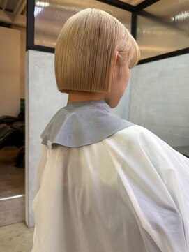 ブリーチカラーハイトーン切りっぱなし束感ショート