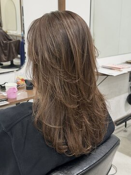 ルイ(ROUIS produced by LUCK 津田沼) レイヤーカット/ミルクティーベージュ/スモーキーカラー