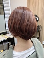 ベッカ(Becca) レッドカラーのボブ