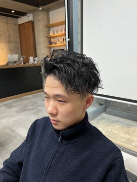 イーラ(era) ツイストスパイラルパーマリバースアップバング黒髪短髪