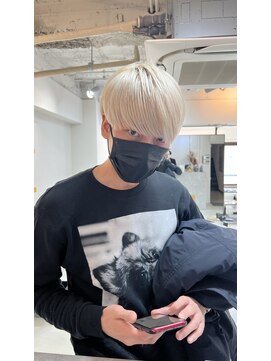 フェイヴィーズ(FavyS) ツーブロックマッシュ ブロンドヘア 金髪