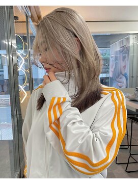 ラ キング(LA KING) 裾カラー　×　ミルクグレーベージュ