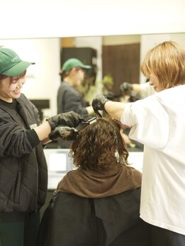 サンズカラー(3’s color)の写真/女性目線で仕上げる似合わせスタイル◎伝えにくい絶妙なニュアンスも汲み取ってなりたいイメージを再現。