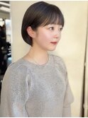 丸みショートボブ　耳掛け　艶カラー　ナチュラルベージュカラー