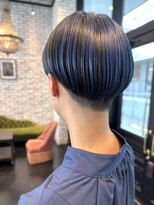 エン(YENN)&nbsp;首元で魅せるモードショート