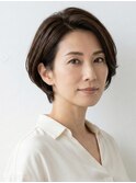 大人髪の悩みを魅力に。清潔感と上品さ際立つナチュラルトレンチ