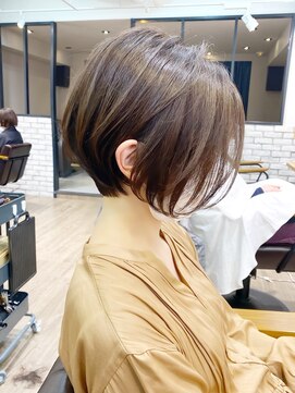 アヴァロン(AVALON) 大人ショートボブ、白髪ぼかしハイライト、丸みくびれ【BISA】