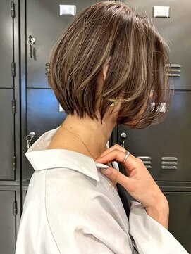 トルネード(TORNADO) 外国人風前下がりショートボブなめらかグレージュ A0215