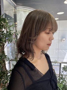 ヘアーアンドメイク ビス(HAIR&MAKE bis) ブリーチ2回で作るミルクティーグレージュ【中西思実】