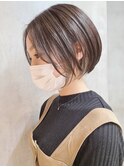 くびれショートボブミルクティーベージュ前下がりボブ30代40代