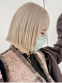 ホワイトベージュダブルカラーケアブリーチ切りっぱなしボブ