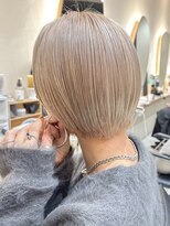 ヒビヲ(HIBIO)&nbsp;ショートボブミルクティーベージュハイトーン切りっぱなしボブ